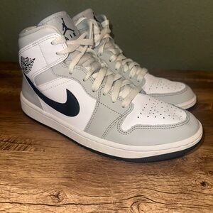 Nike Air Jordan 1 Light Smoke Grey (Womens) Size 8 / 6.5M  (2021) BQ6472-015
